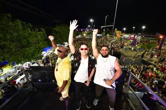 Carnaval 2025: bandas, trios elétricos e “paredões” de som agitam a folia na Praça Fábio Paracat