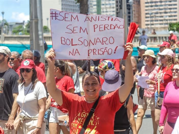 Esquerda faz ato contra PL da anistia em oito capitais após Bolsonaro virar réu por trama golpista