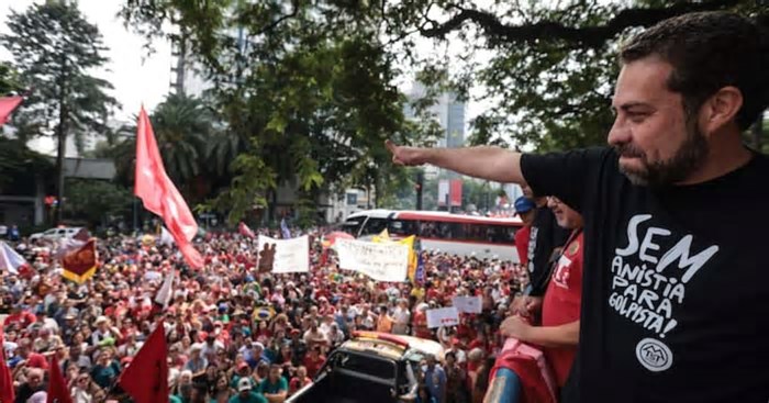 Em ato esvaziado na Paulista, Boulos provoca família Bolsonaro e Lindbergh discursa contra anistia