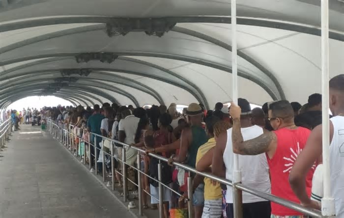 Travessia Salvador-Mar Grande tem intenso movimento de embarque na Ilha