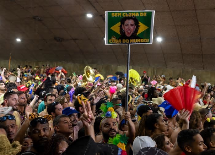 Clima de Copa do Mundo: foliões do Boi Tolo declaram torcida, aos gritos, a Fernanda Torres durante desfile; vídeo