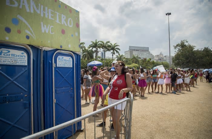 Banheiro químico no carnaval: 7 dicas para usar sem riscos à saúde