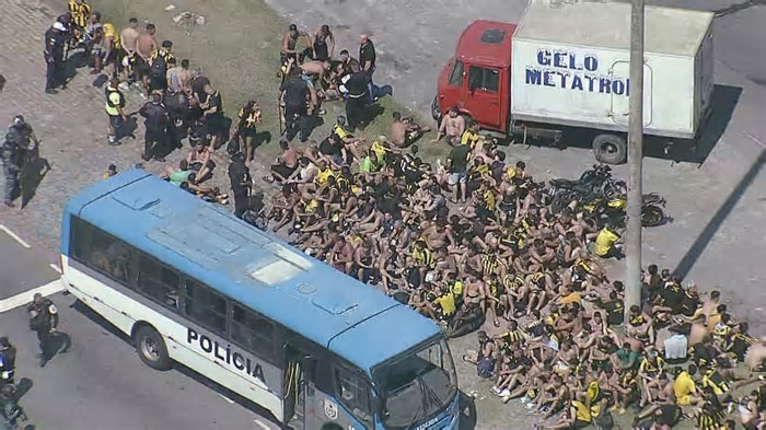 Cinco meses após tumulto no Recreio dos Bandeirantes, 23 torcedores do Peñarol ainda seguem no Rio
