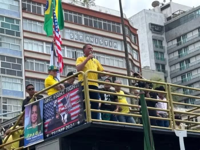 Em ato no Rio de Janeiro, Bolsonaro afirma que não fugirá do país