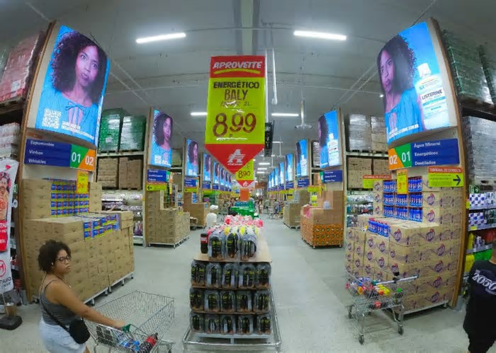 Atacadão passa a exibir propaganda de marcas em telas digitais no Rio de Janeiro