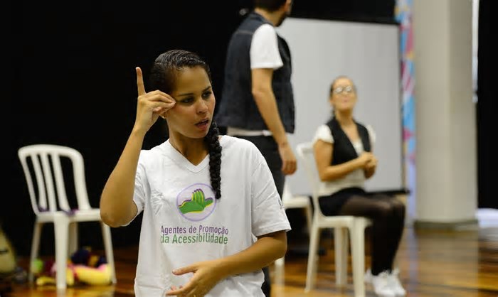 Projeto de lei pretende criar piso salarial para interpretes e guias de Libras