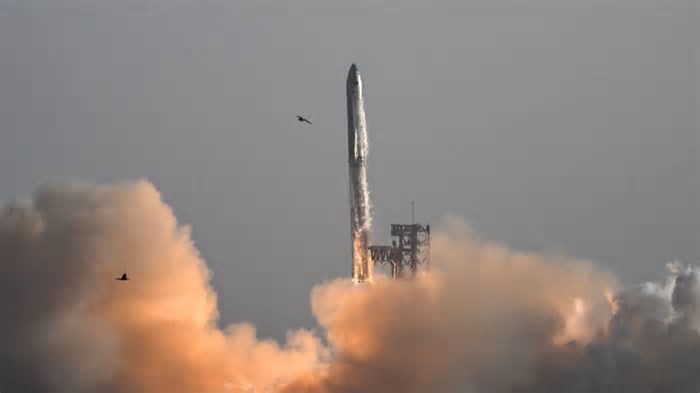 Another SpaceX Starship Explodes, Debris Prompts Ground Stops at Fla. Airports