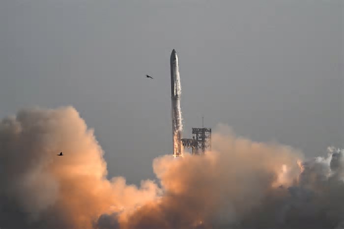 SpaceX Starship loses control and explodes