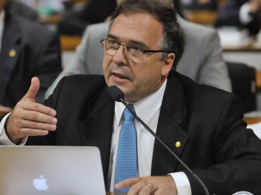 Prefeito de Goiânia é criticado por parar trânsito para arrumar tampa de bueiro