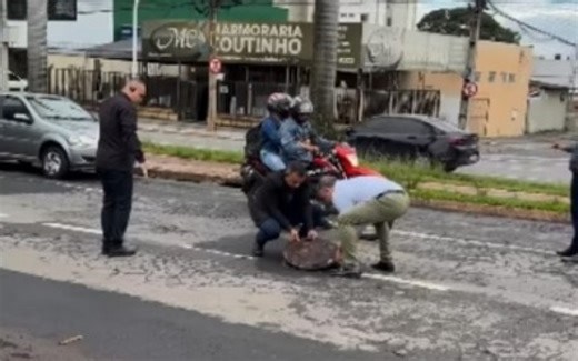 Prefeito de Goiânia é alvo de críticas por parar trânsito para arrumar tampa de bueiro