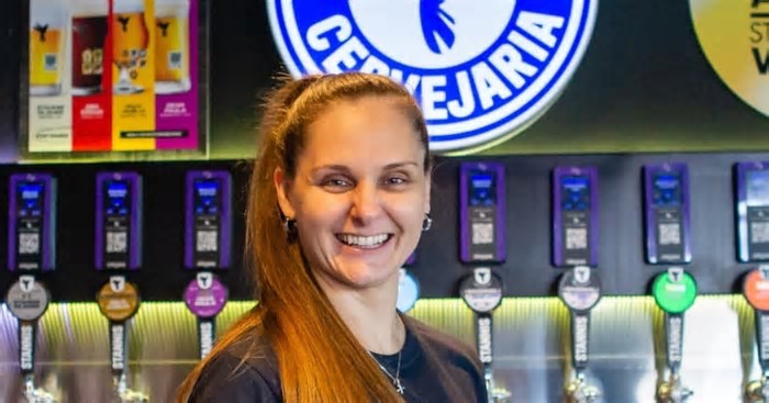 Ex-comissária muda carreira para ficar com família, vai para cervejaria e vira sócia de 8 bares