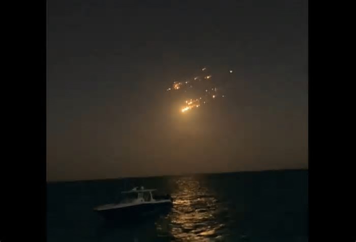Vídeo: Megafoguete de Musk explode e causa 'chuva brilhante' com destroços