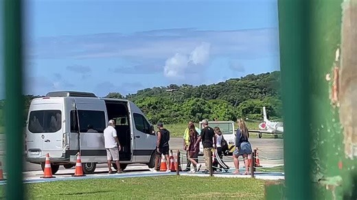 Anitta chega a Fernando de Noronha para comemorar seu aniversário; VÍDEO