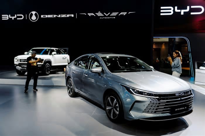 Fabricante chinesa de carros elétricos BYD bate recorde de receita em 2024 e supera Tesla