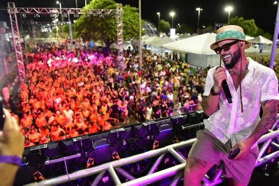 Carnaval 2025: circuito tradicional da Praça Fábio Marques Paracat reúne milhares de foliões