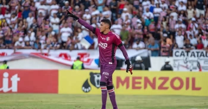 Cria da base, goleiro titular do Santa Cruz projeta disputa com Felipe Alves