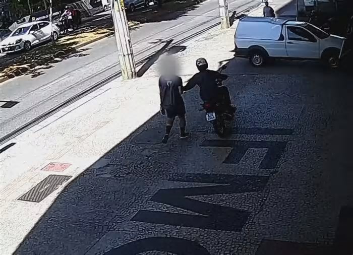 Motociclista invade calçada e furta celular de pedestre no bairro Buritis, em BH
