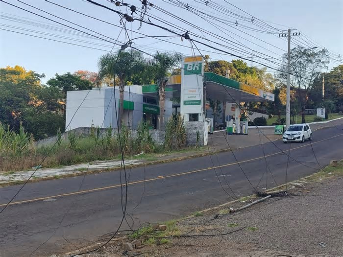 Fios soltos representam risco em frente a prédio no bairro Vista Alegre, em Ivoti