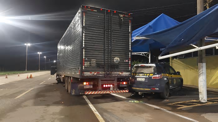 Juiz mantém preso motorista que jogou caminhão em base da PRF e disse ser protesto por Bolsonaro