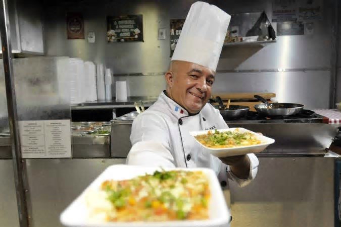 Chef Karl Max leva alta gastronomia à Praça da Bíblia, em Ceilândia