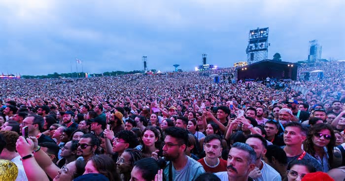 Diferentemente do primeiro dia, que teve chuva e ameaça de raios, shows do sábado ocorreram sem grandes problemas; veja destaques