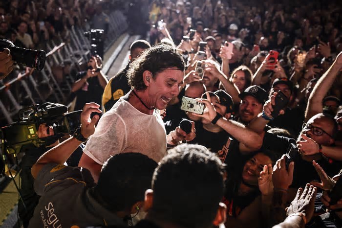 Vocalista da banda Bush distribui abraços a público do Lollapalooza em show