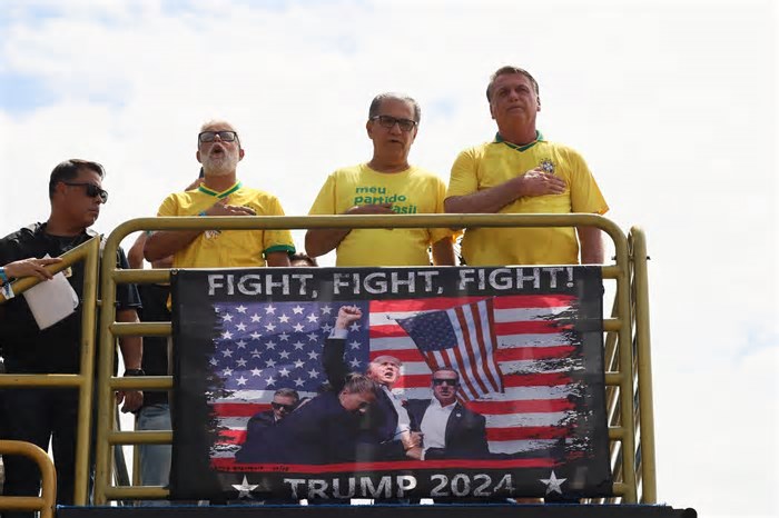 De Copacabana, Bolsonaro acena para Washington