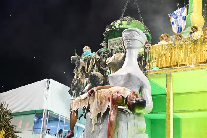 Carnaval 2025: Frase de Fernanda Torres vira protesto na Acadêmicos do Tatuapé em SP