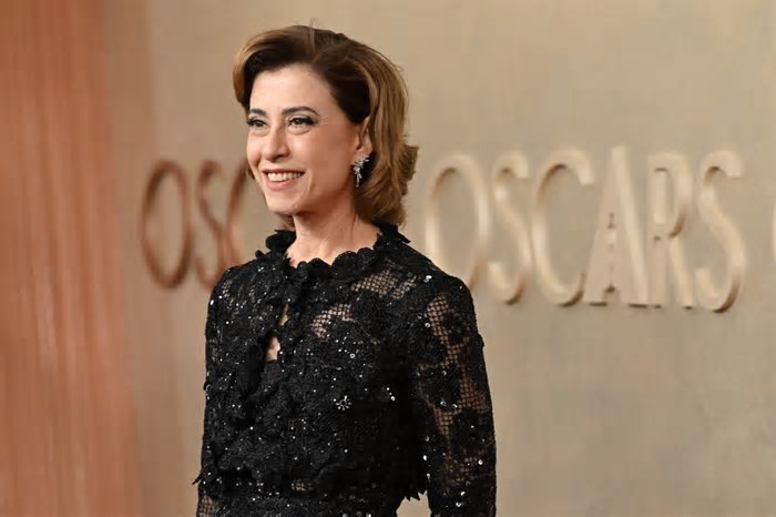 Fernanda Torres chega ao Oscar; elenco de 'Ainda estou aqui' mostra detalhes do tapete vermelho da premiação