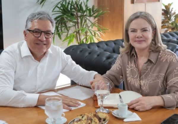 Gleisi e Padilha se reúnem para discutir transição na Secretaria de Relações Institucionais