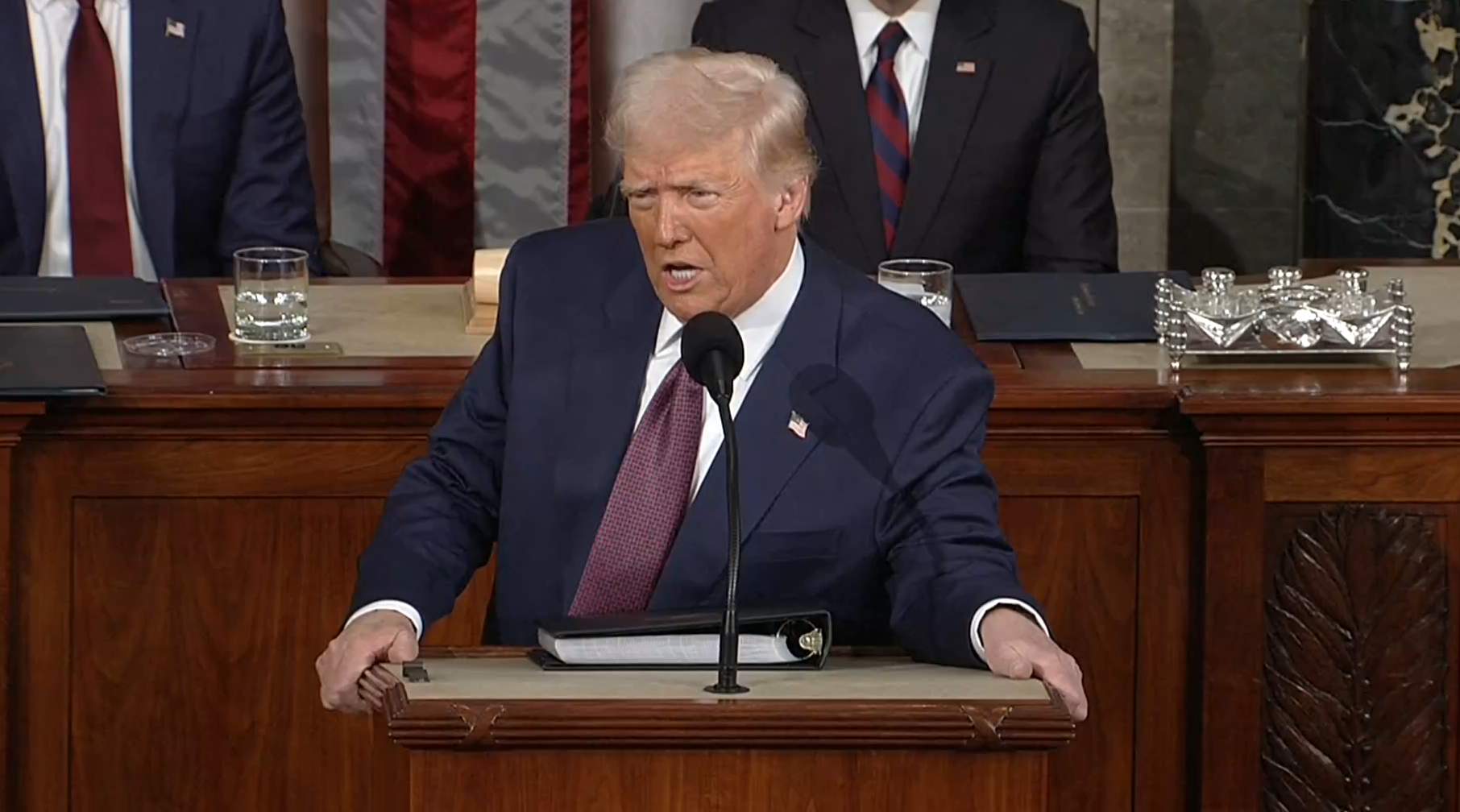 Trump elogia presidente do México e adia oficialmente tarifas ao país até 2 de abril