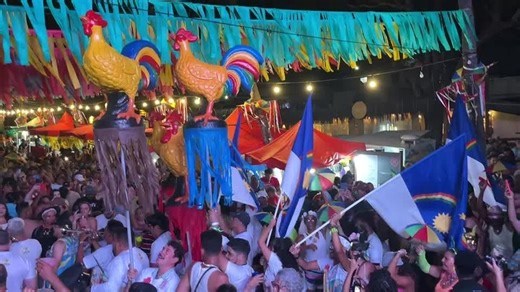 Carnaval de Fernando de Noronha termina com 'arrastão' do Galo da Madrugada e show de brega de Michelle Melo; VÍDEO