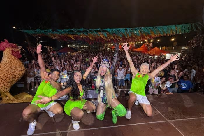 Carnaval de Fernando de Noronha se despede com desfile do Galo e show de Michelle Melo para praça lotada