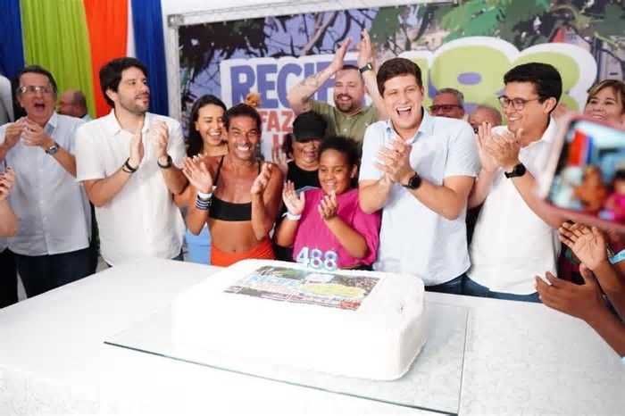 Comemoração no Recife teve bolo, creche nova e assinatura de ordem de serviço para obra no Ibura