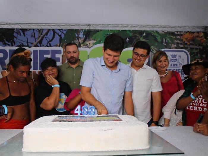 Aniversário do Recife: corte do bolo reúne população para celebrar 488 anos da Cidade