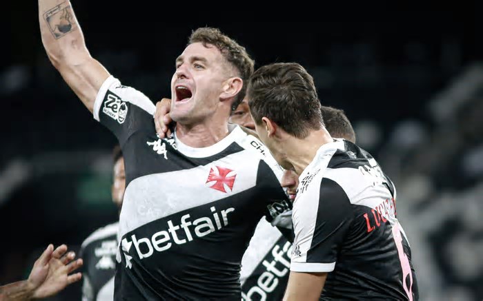 Camisa rasgada de Vegetti é leiloada pelo Vasco em ação social