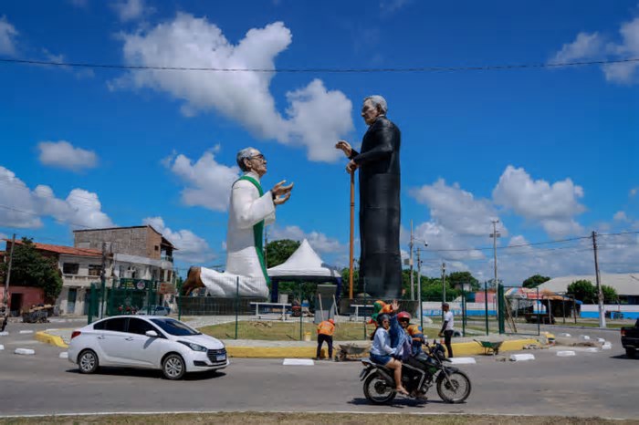 Escultura geminada de Padre Cícero é inaugurada em Maracanaú