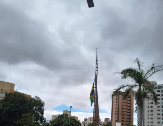 Bandeira a meio-mastro na Praça da Bandeira marca luto pela morte de Fuad