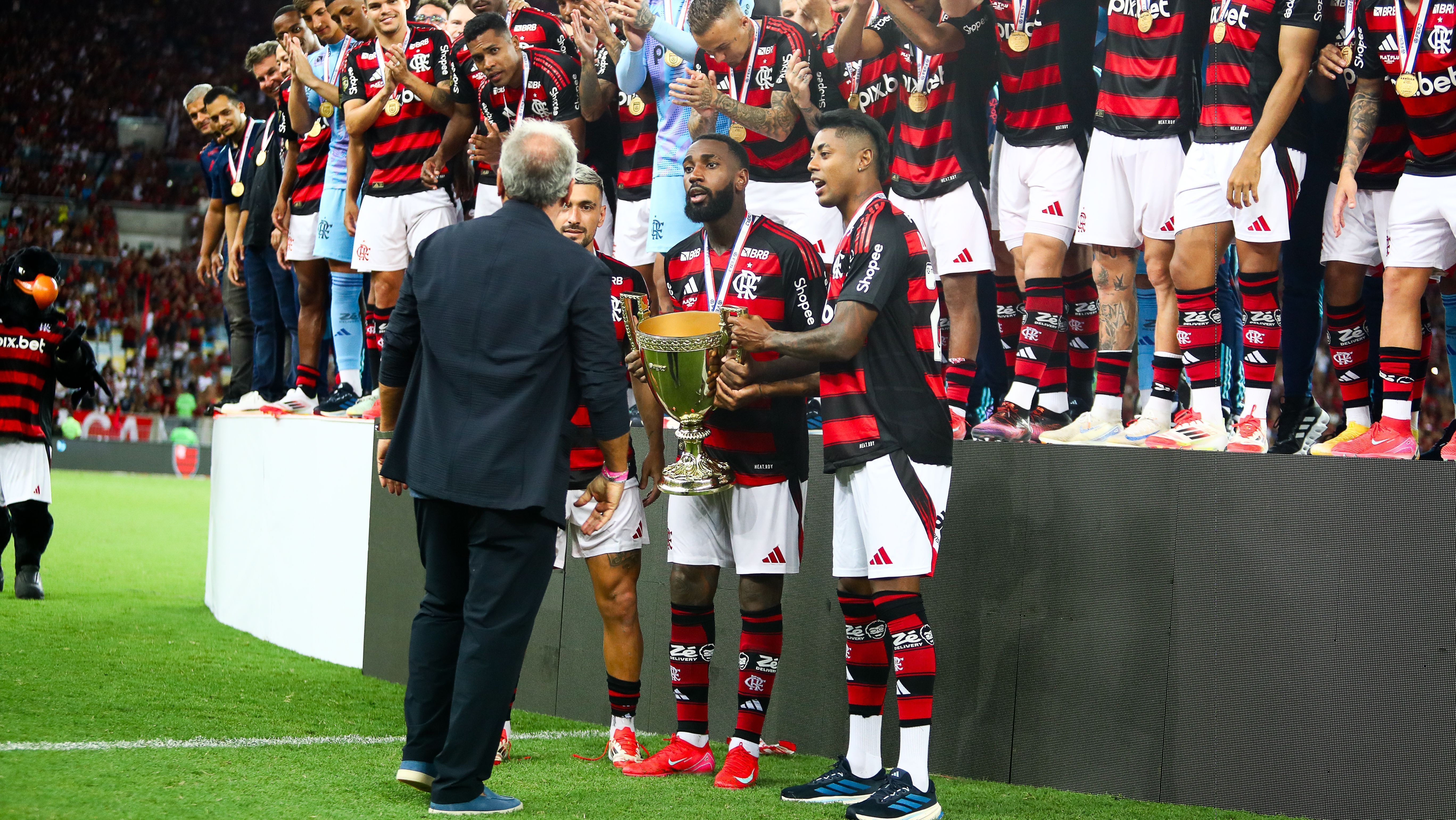 Veja Zico entregando troféu de campeão carioca para jogadores do Flamengo