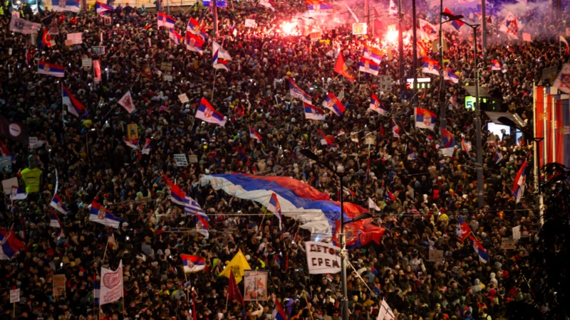 A crise que levou ao maior protesto de rua contra governo na história da Sérvia
