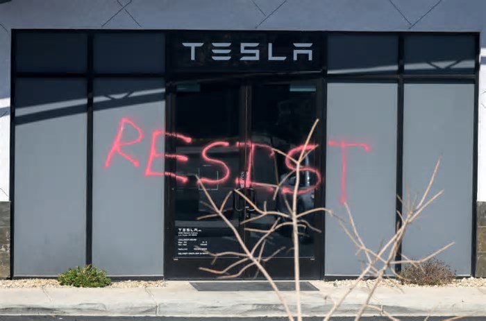 Procuradora-geral dos EUA classifica vandalismo contra Tesla como 'terrorismo interno'