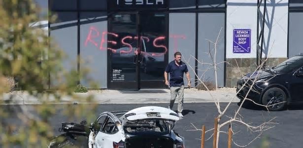 EUA prometem penas duras a quem ataca propriedades da Tesla: 'terrorismo interno'