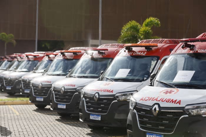 Governo do Estado entrega novas ambulâncias a 25 municípios cearenses