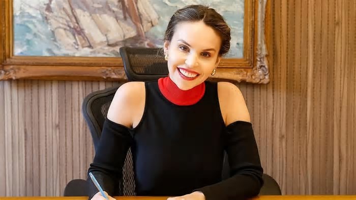 Gabriella Aguiar assume Prefeitura após voltar de evento em Paris