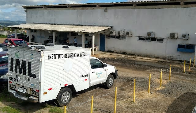 Mulher é morta com 20 facadas na frente do filho de dois meses pelo companheiro em PE