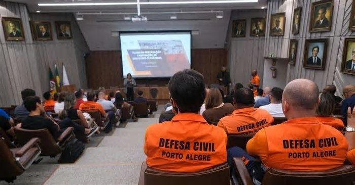 Defesa Civil de Porto Alegre promove encontro para debater ações de combate a desastres climáticos