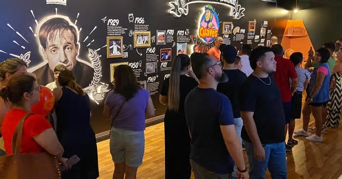 Com figurinos, estátua gigante, recriação da vila e o famoso barril, exposição do Chaves chega em Porto Alegre