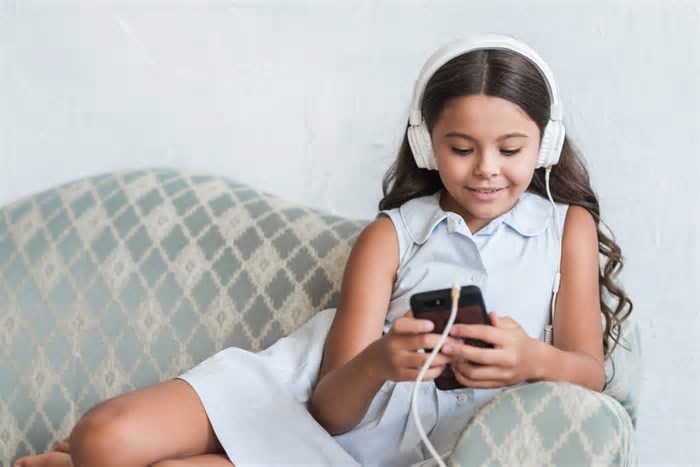 Os pais devem olhar o celular dos filhos?