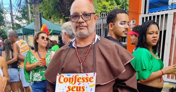 Magno Caipiroska traz referência católica na folia da Mudança do Garcia: 