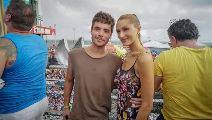 Sasha volta ao 'visual natural' e curte bloco de Ivete Sangalo ao lado do marido